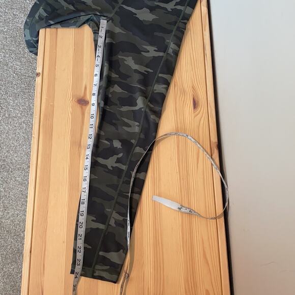 Athleta Ultimate Stash Pocket Camo 7/8 Tight S - Picture 13 of 13